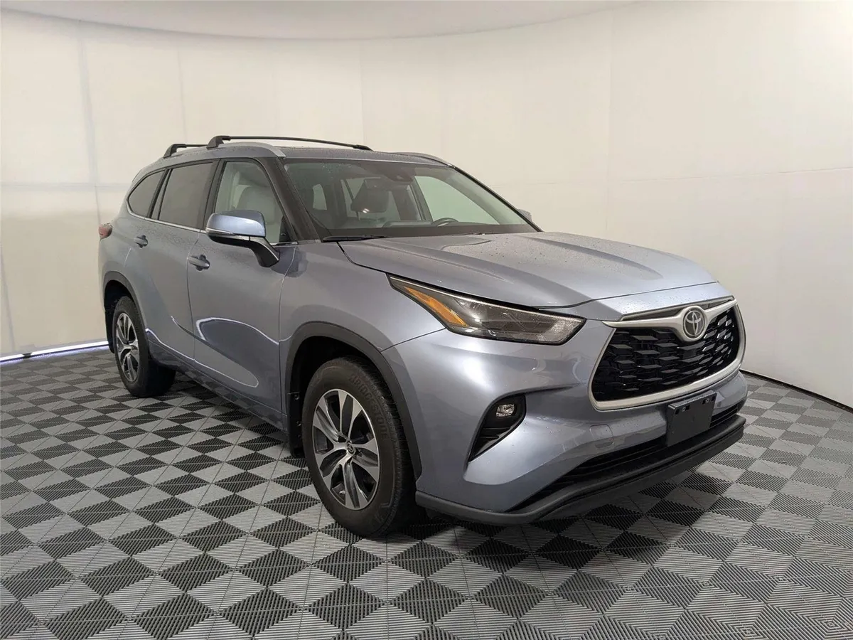 2023 Toyota Highlander XLE thumbnail 3