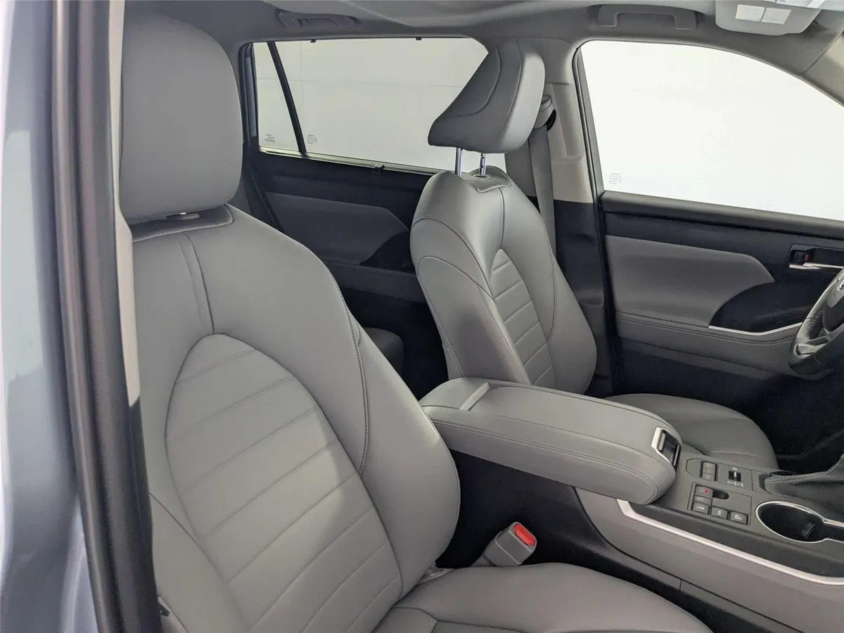 2023 Toyota Highlander XLE thumbnail 30