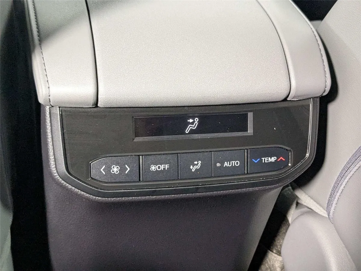 2023 Toyota Highlander XLE thumbnail 35