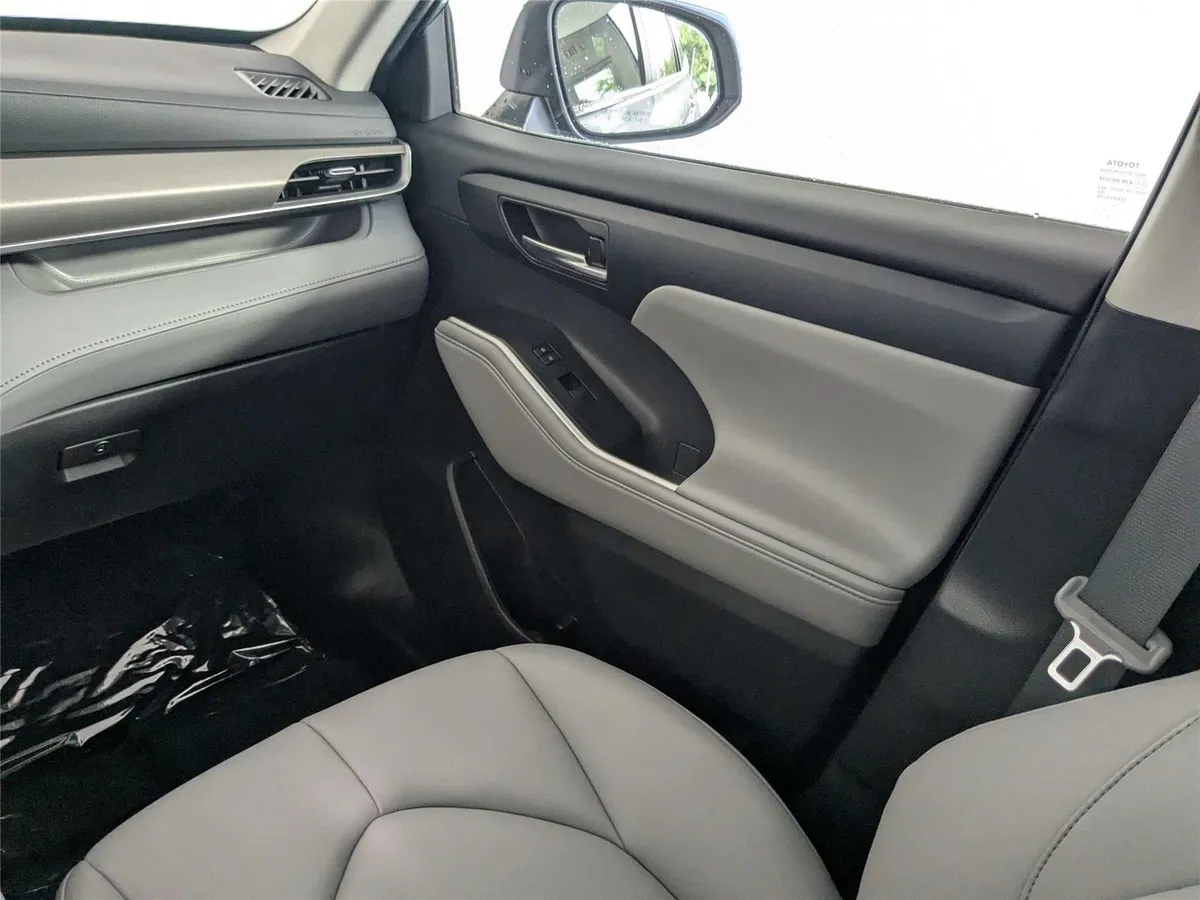 2023 Toyota Highlander XLE thumbnail 38