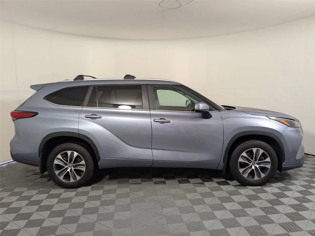 2023 Toyota Highlander XLE thumbnail 4
