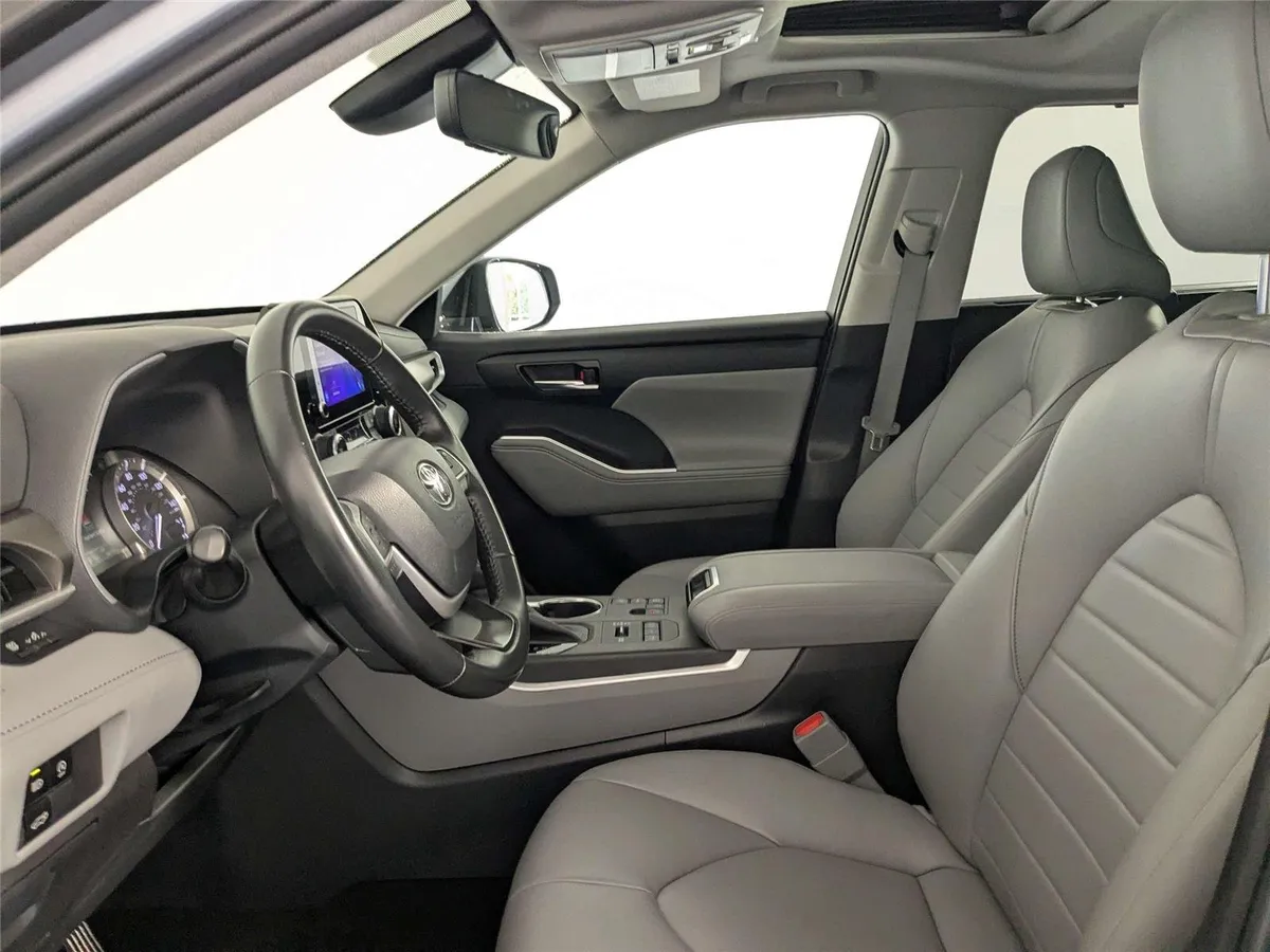 2023 Toyota Highlander XLE thumbnail 8