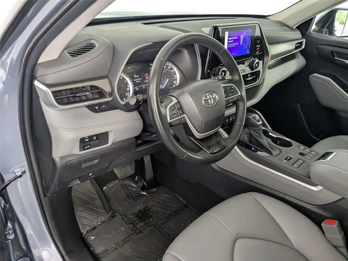 2023 Toyota Highlander XLE thumbnail 9