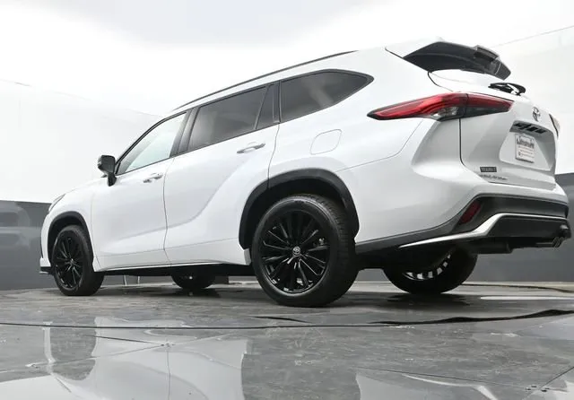 2023 Toyota Highlander XSE thumbnail 28