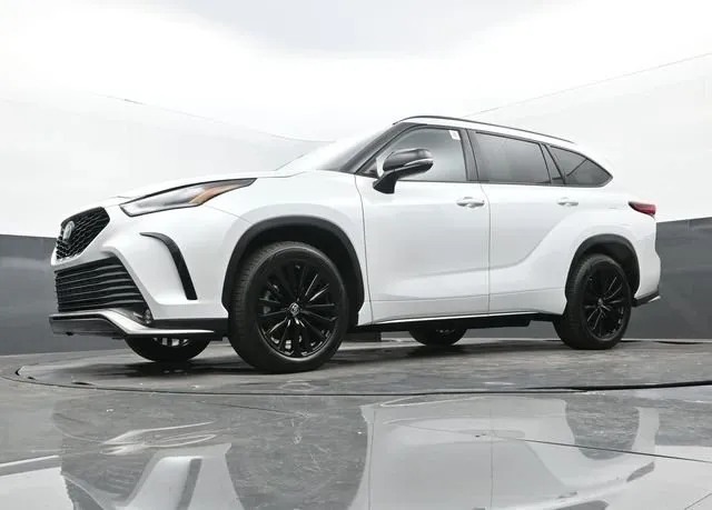 2023 Toyota Highlander XSE thumbnail 30