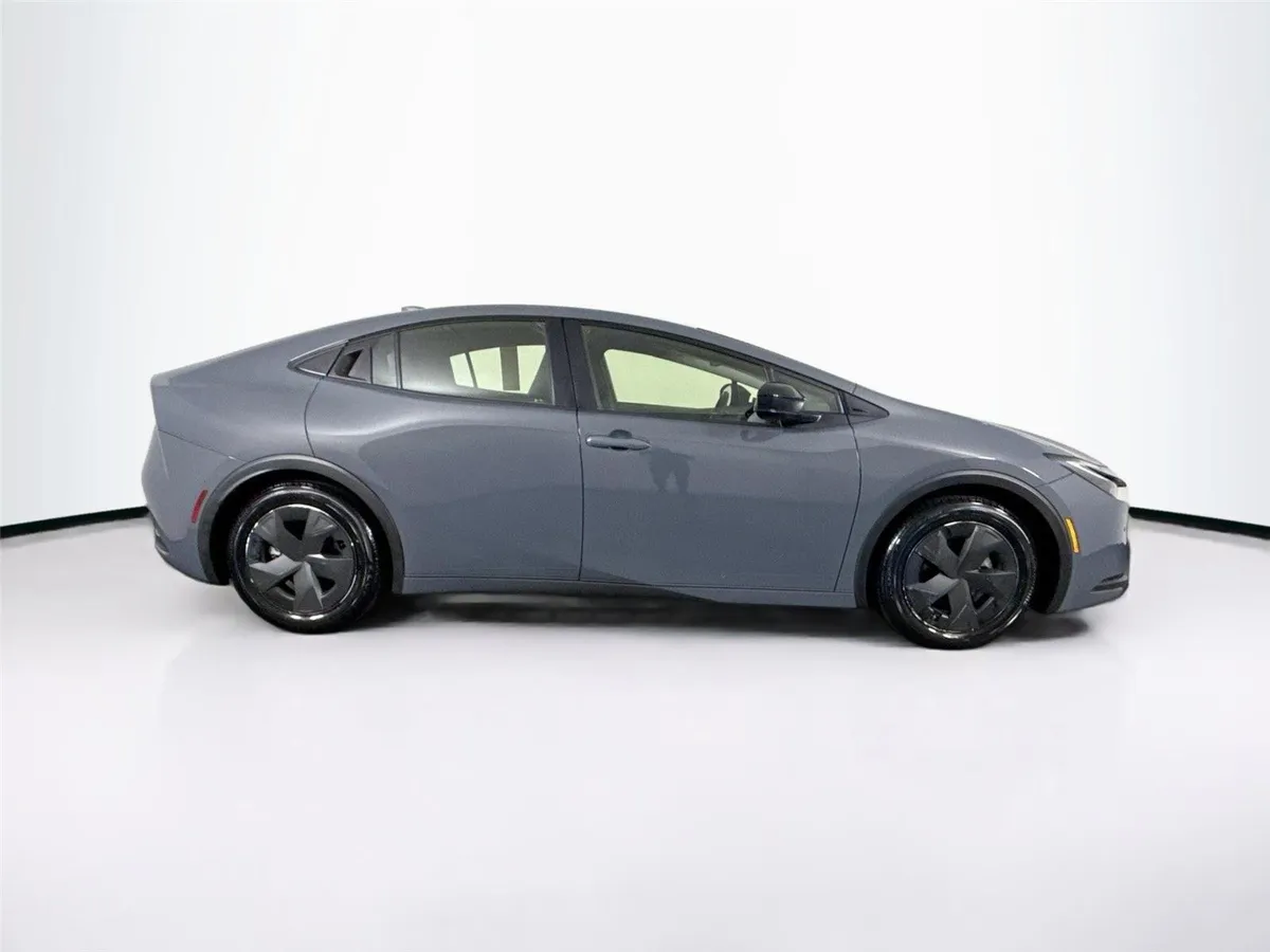 2023 Toyota Prius XLE thumbnail 10