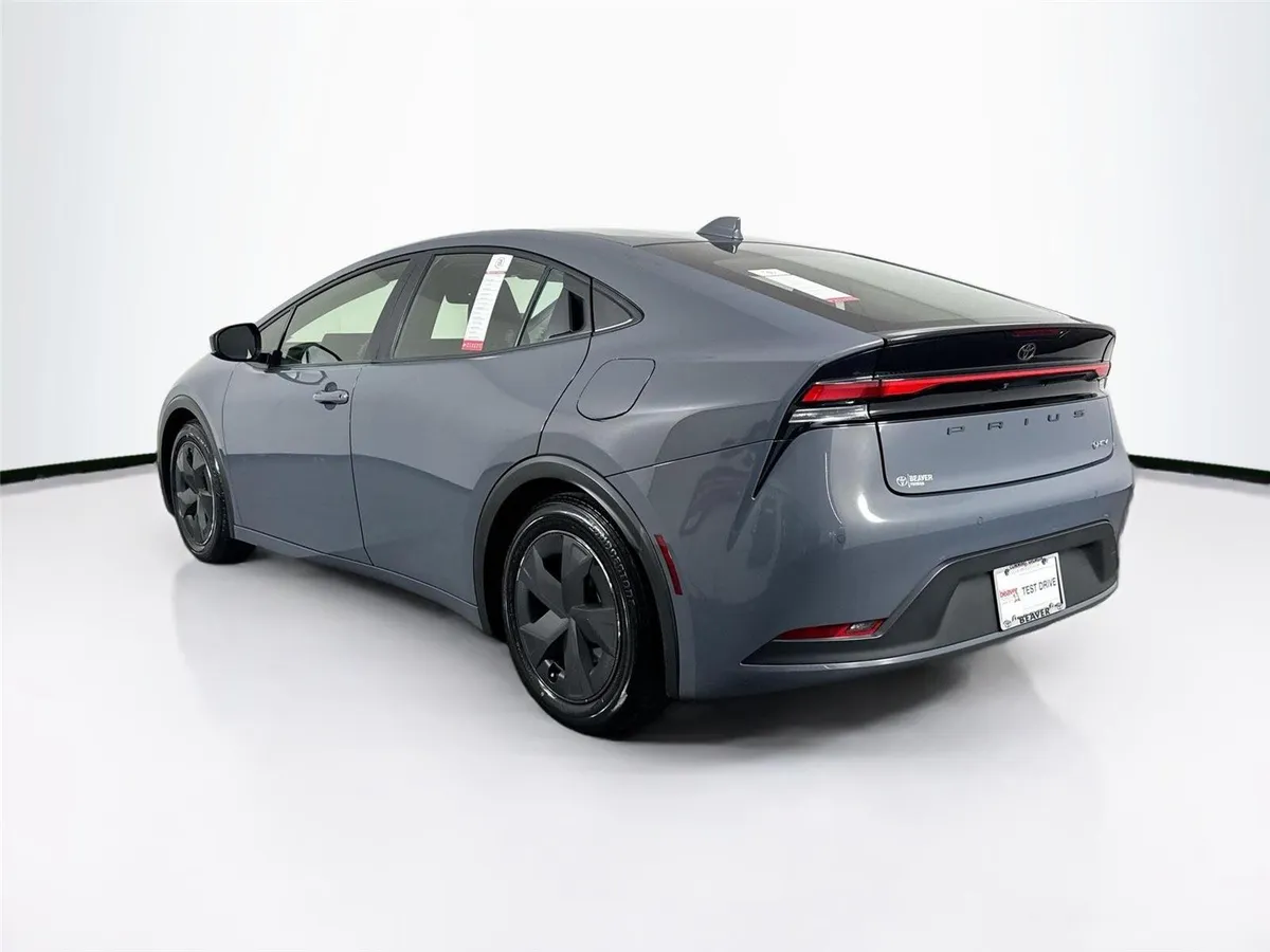 2023 Toyota Prius XLE thumbnail 12