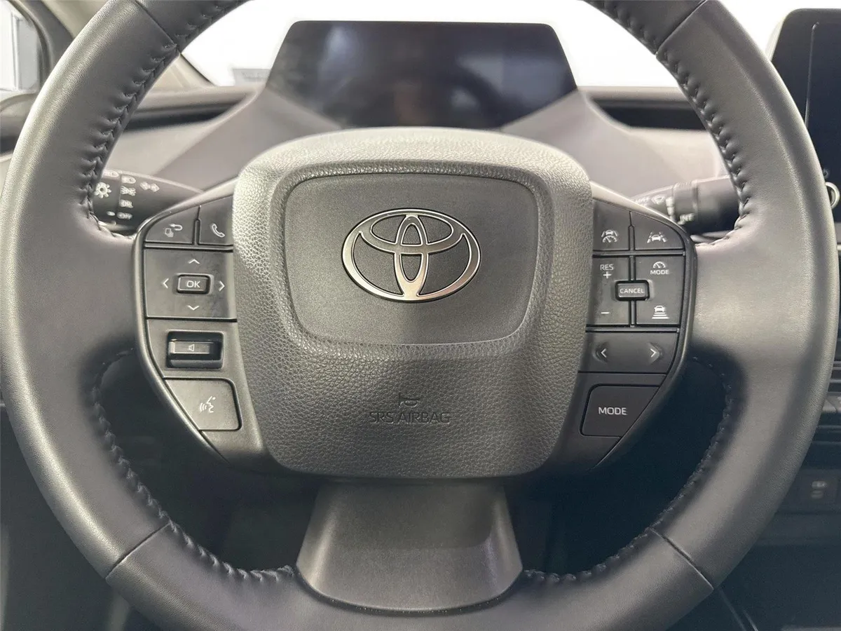 2023 Toyota Prius XLE thumbnail 16