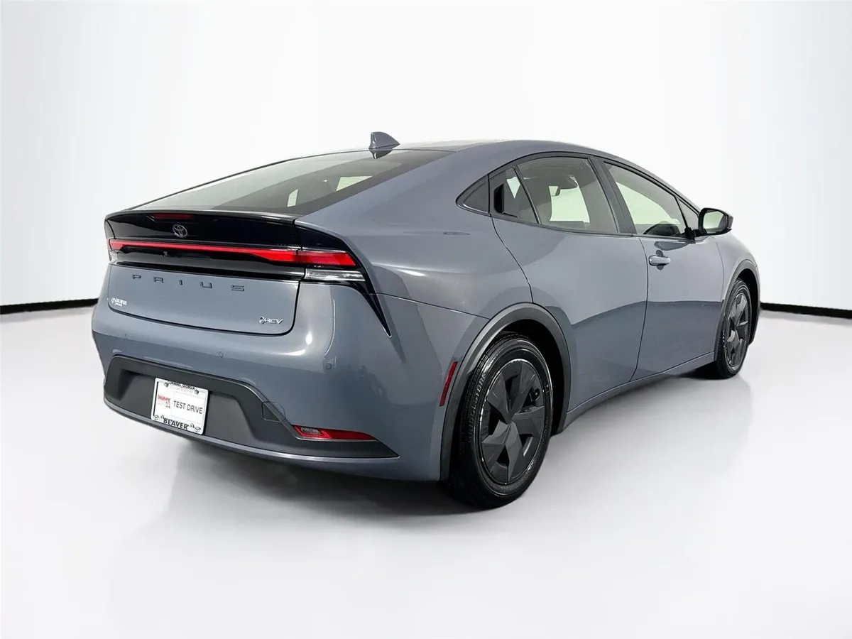 2023 Toyota Prius XLE thumbnail 2