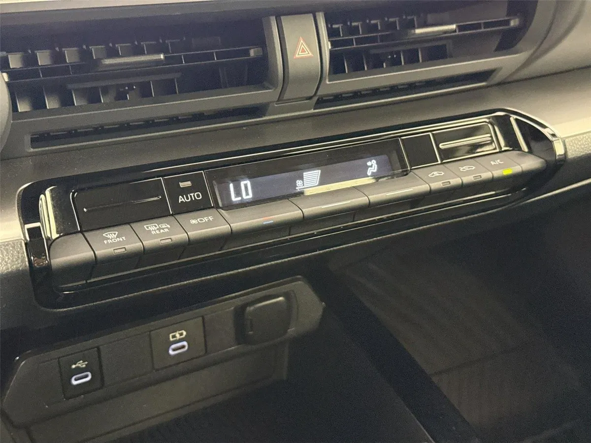 2023 Toyota Prius XLE thumbnail 24