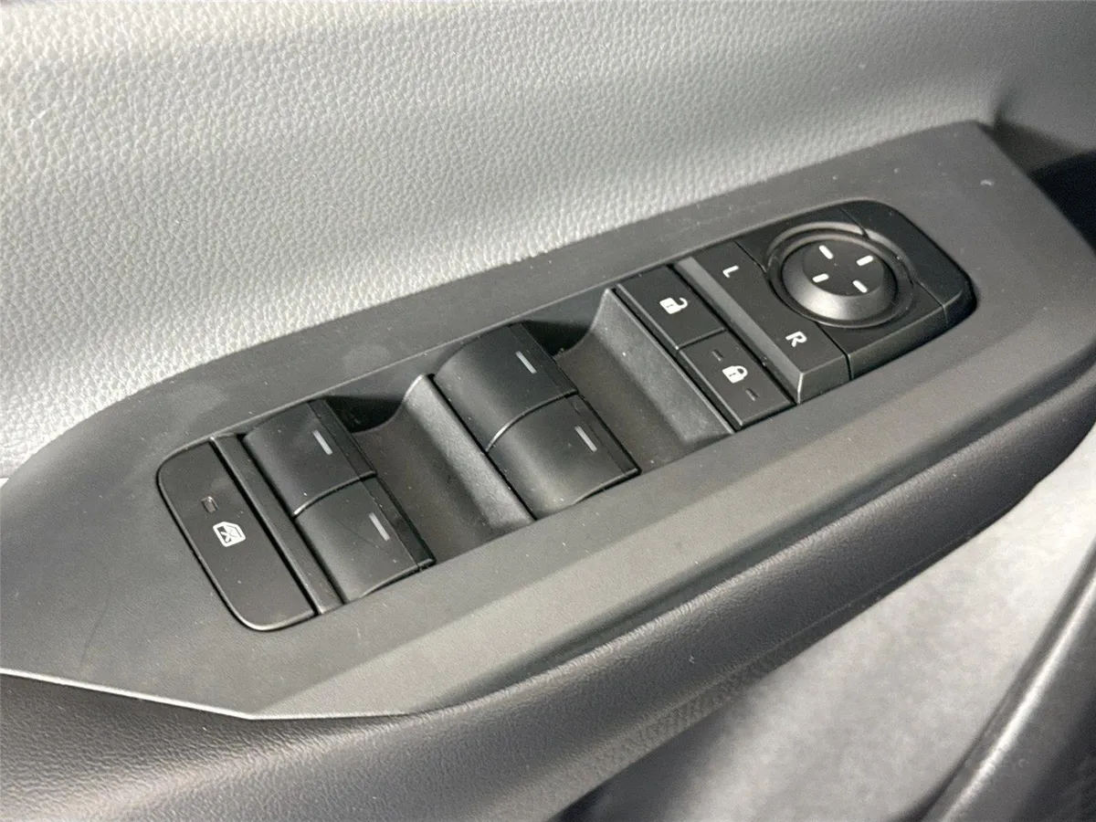 2023 Toyota Prius XLE thumbnail 26
