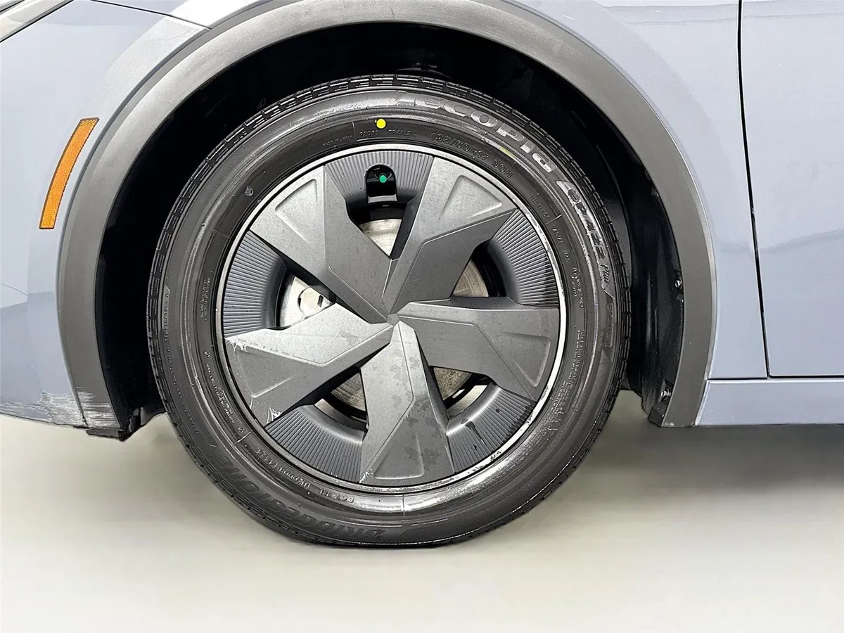 2023 Toyota Prius XLE thumbnail 40