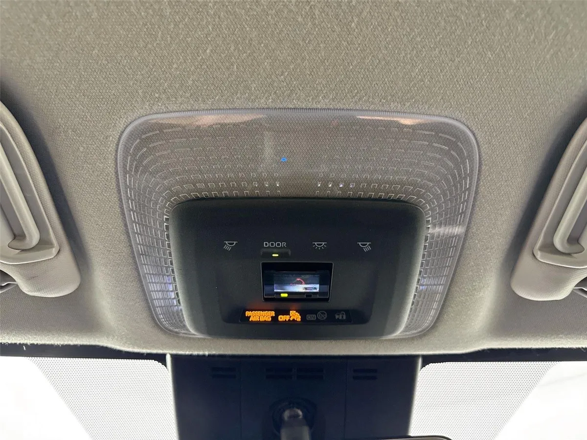 2023 Toyota Prius XLE thumbnail 6