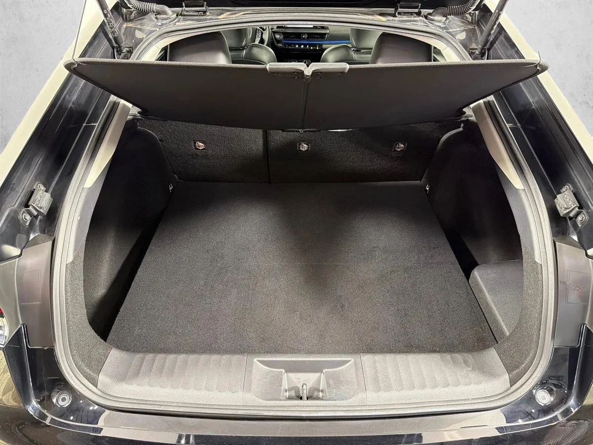 2023 Toyota Prius XLE thumbnail 18