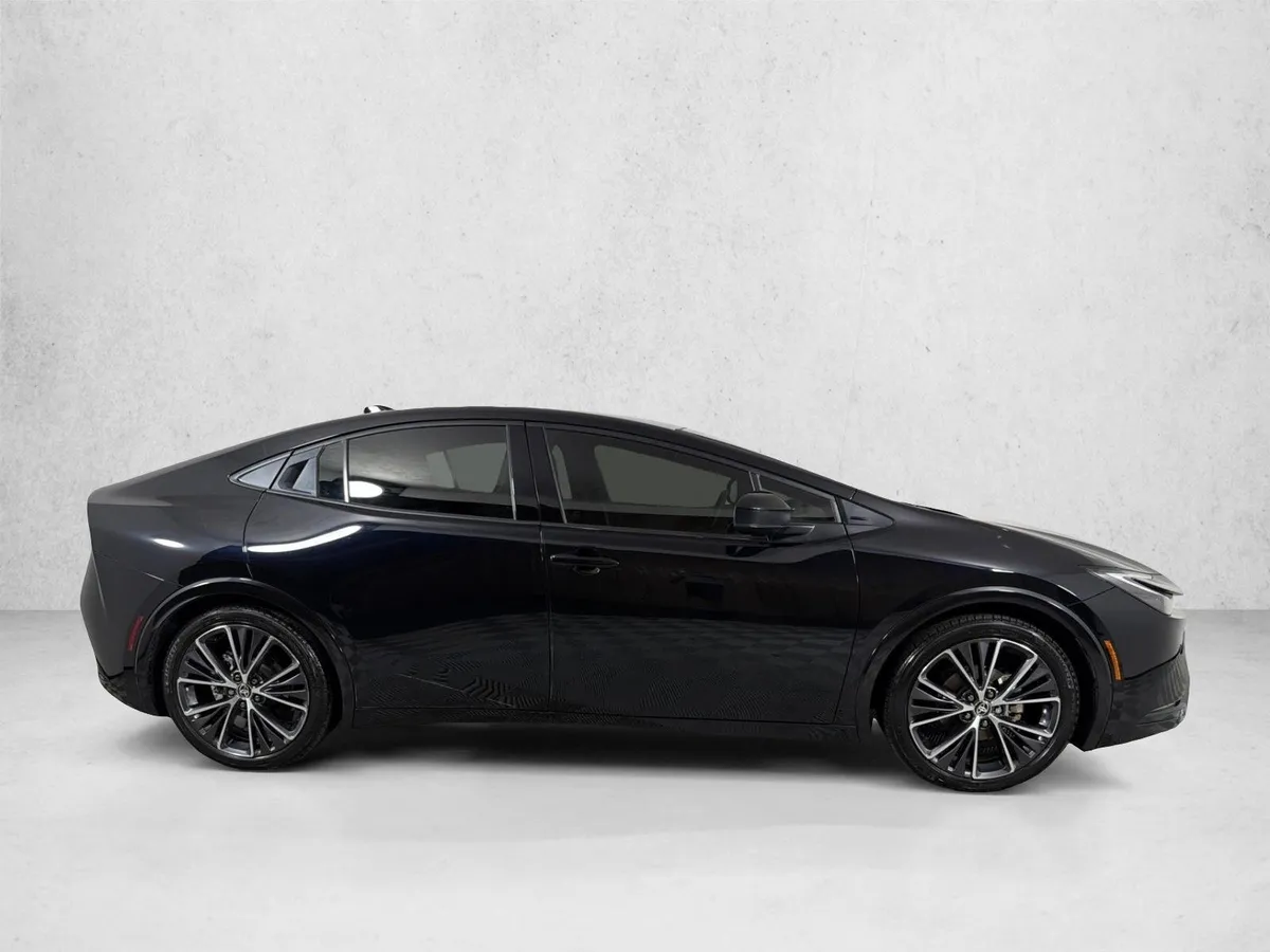 2023 Toyota Prius XLE thumbnail 2