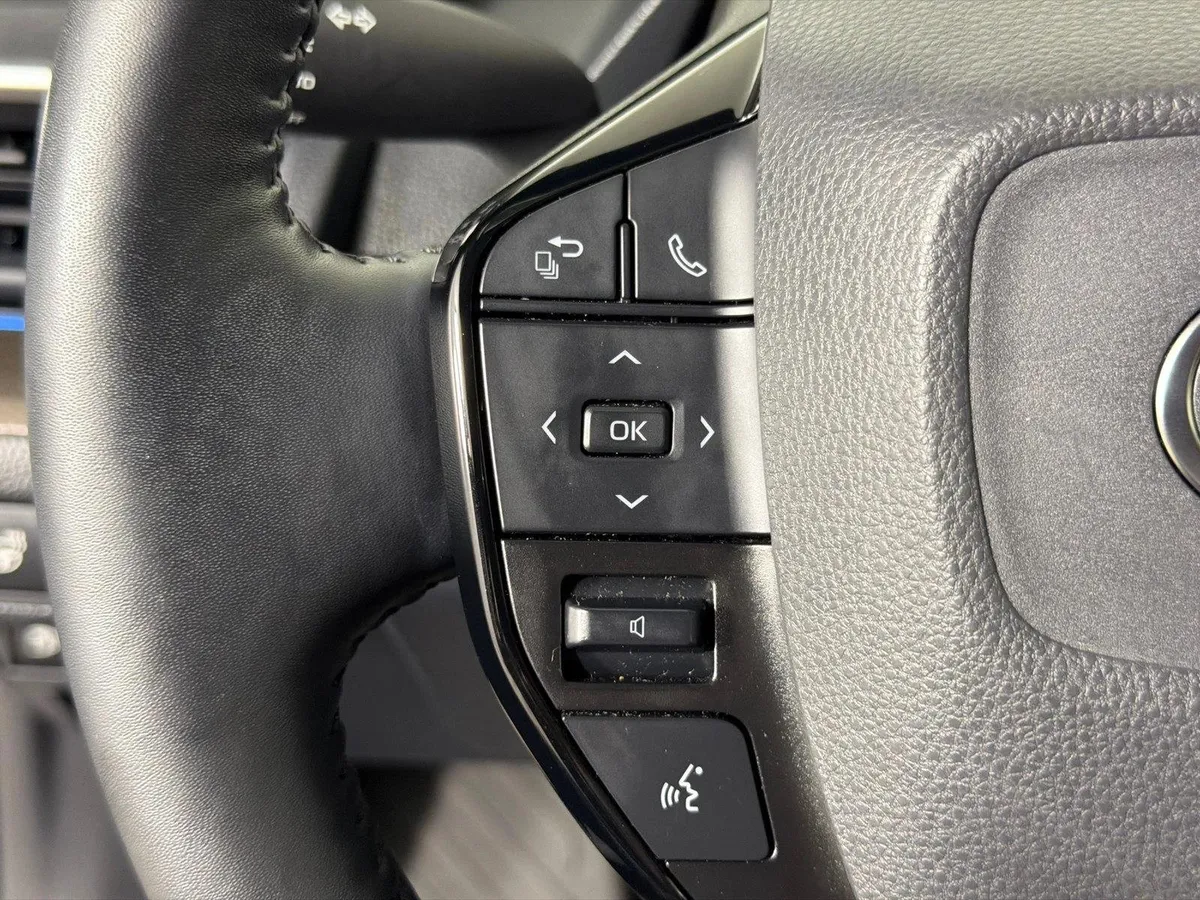 2023 Toyota Prius XLE thumbnail 24
