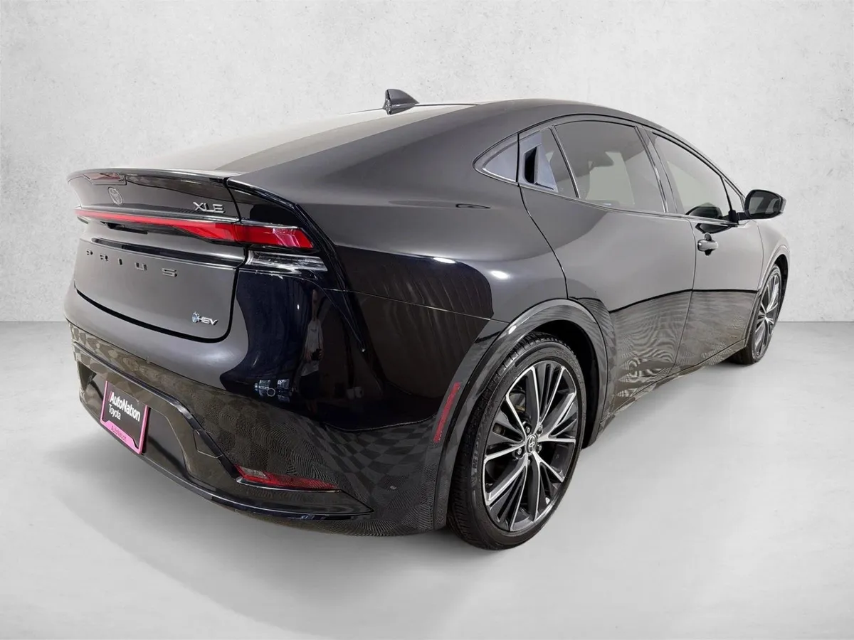 2023 Toyota Prius XLE thumbnail 3
