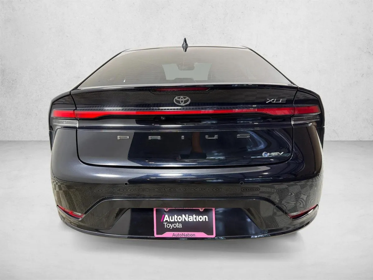 2023 Toyota Prius XLE thumbnail 4