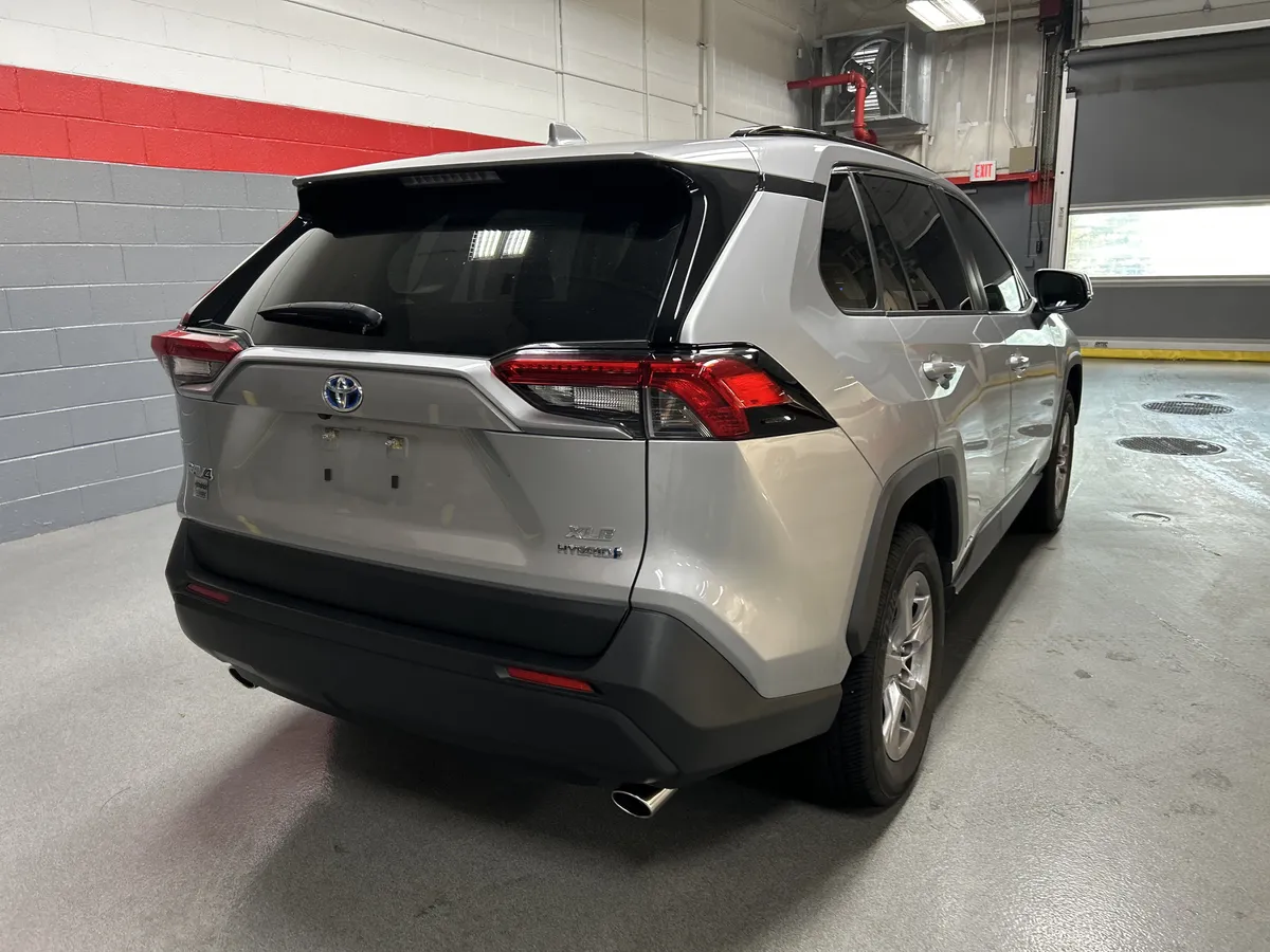 2023 Toyota RAV4 Hybrid Hybrid XLE thumbnail 11