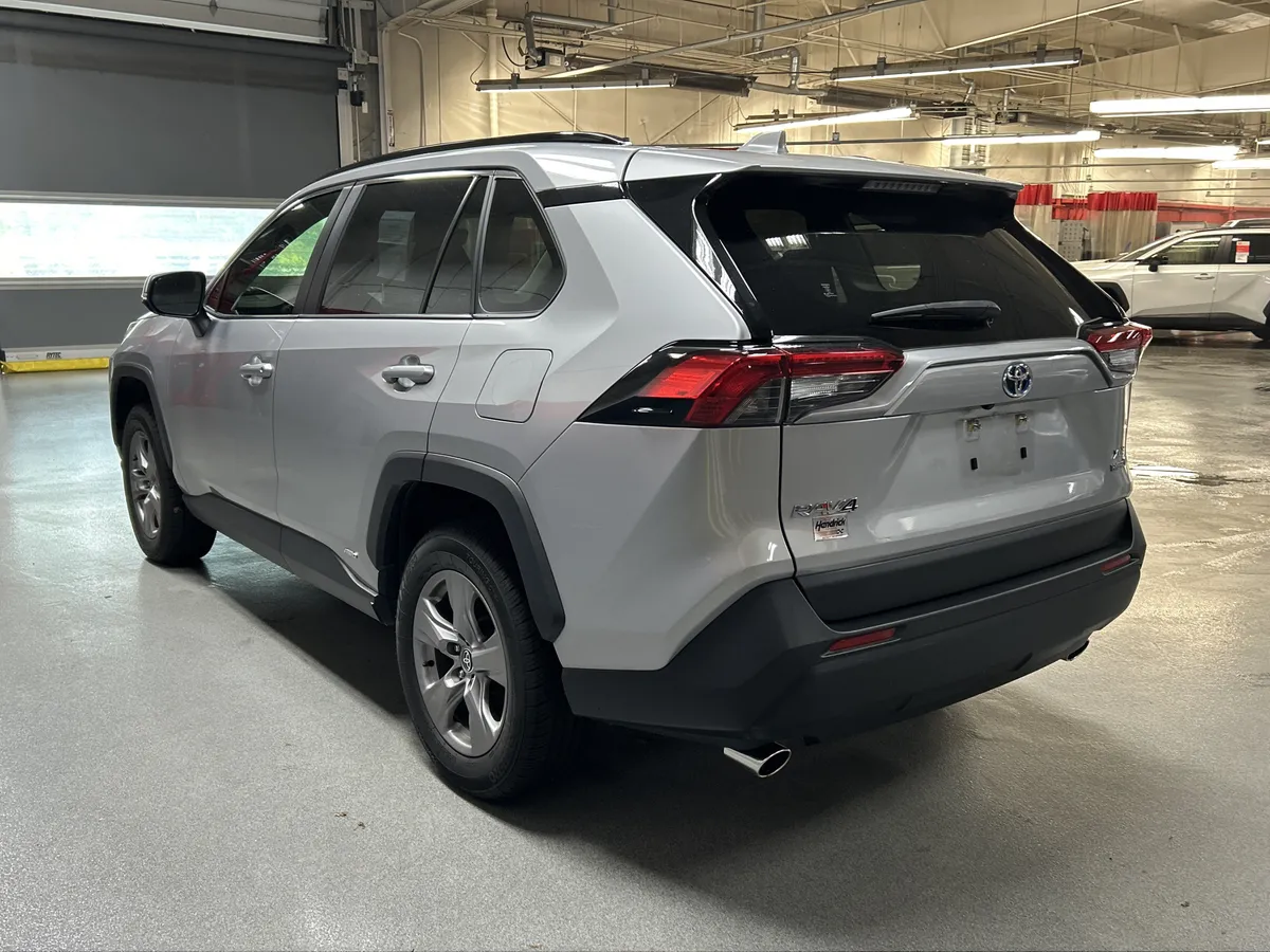 2023 Toyota RAV4 Hybrid Hybrid XLE thumbnail 9