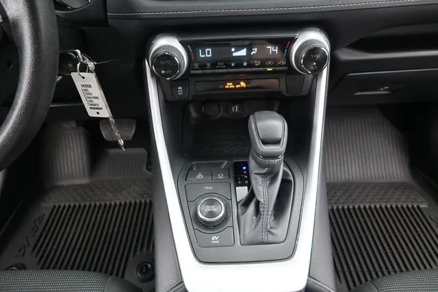 2023 Toyota RAV4 Hybrid LE thumbnail 10