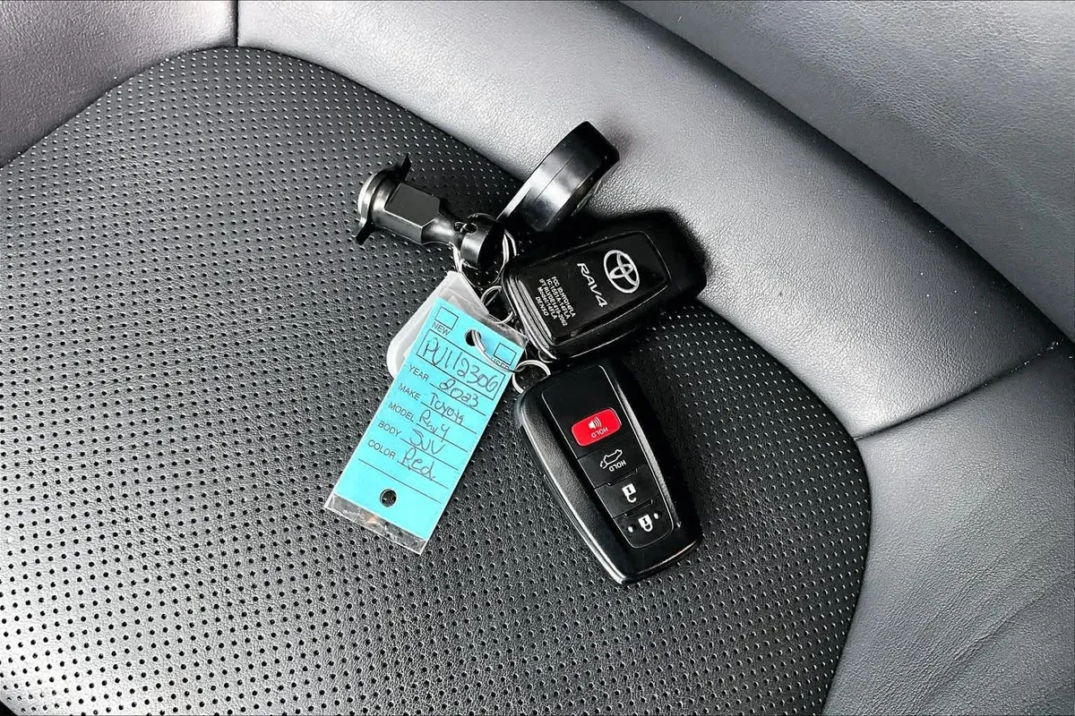 2023 Toyota RAV4 Hybrid Limited thumbnail 14