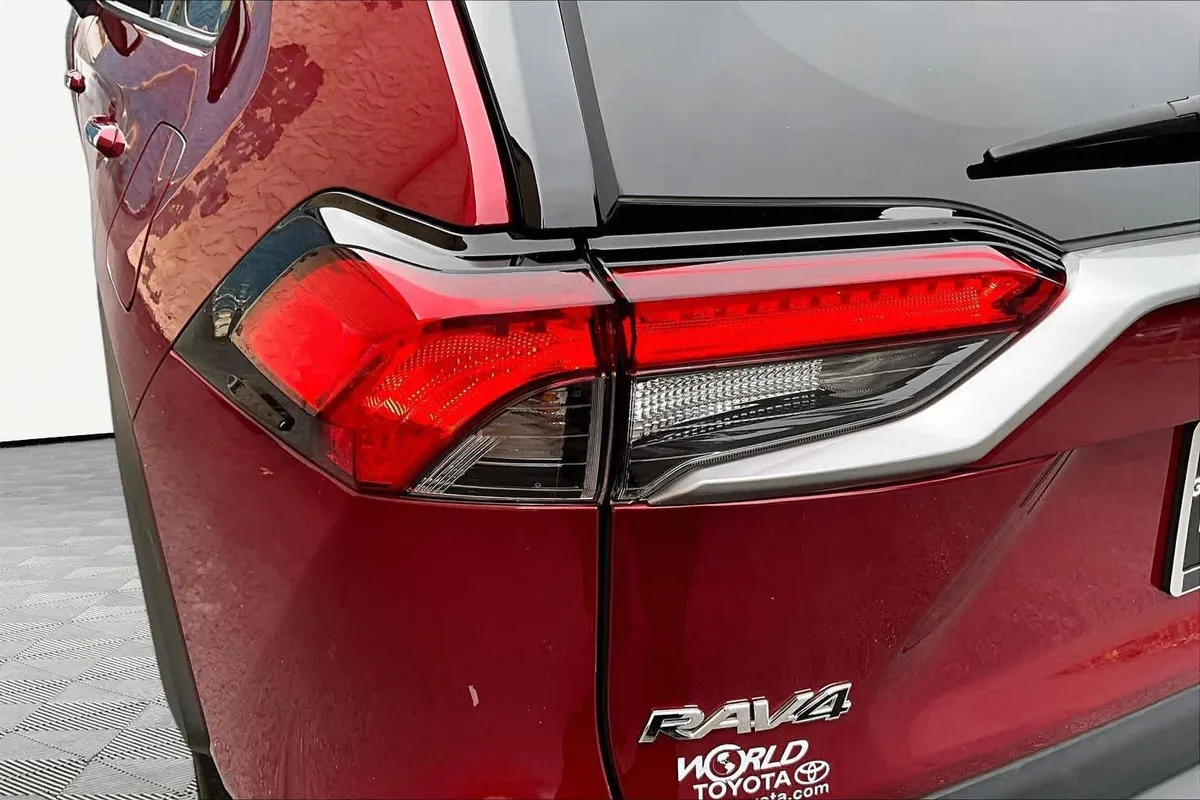 2023 Toyota RAV4 Hybrid Limited thumbnail 28