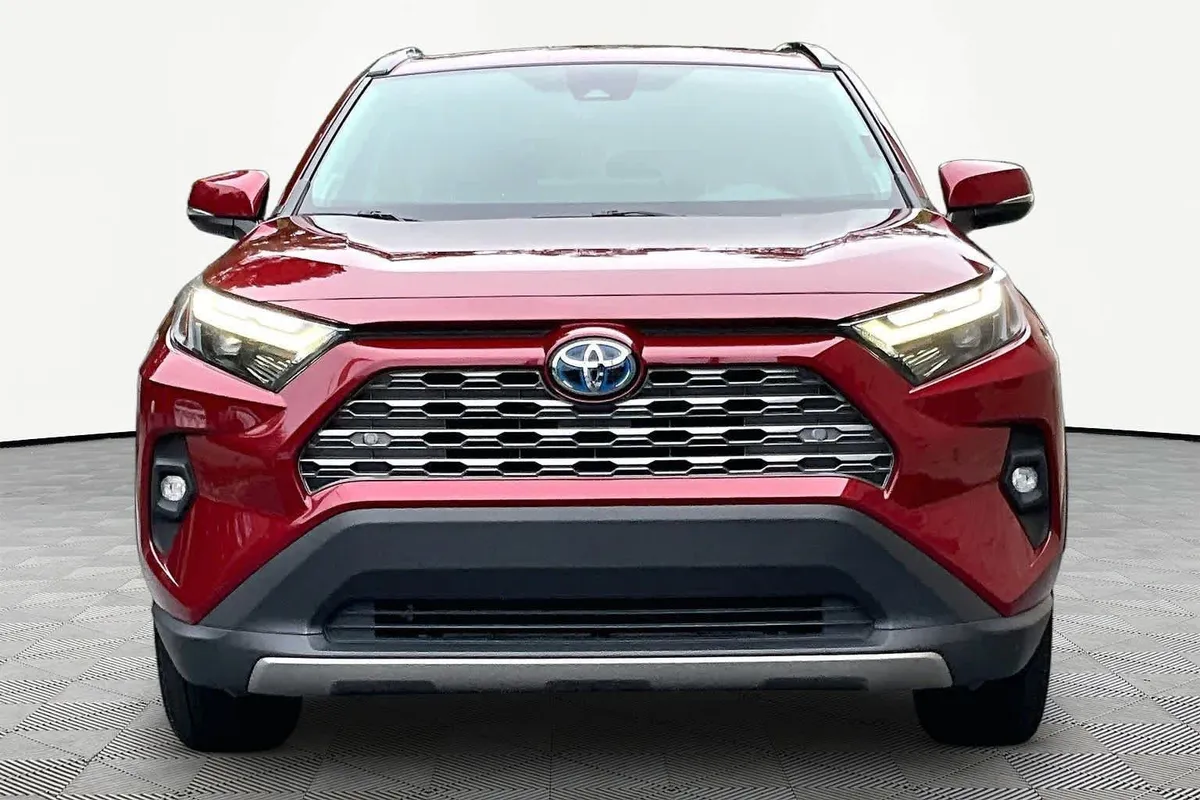 2023 Toyota RAV4 Hybrid Limited thumbnail 3