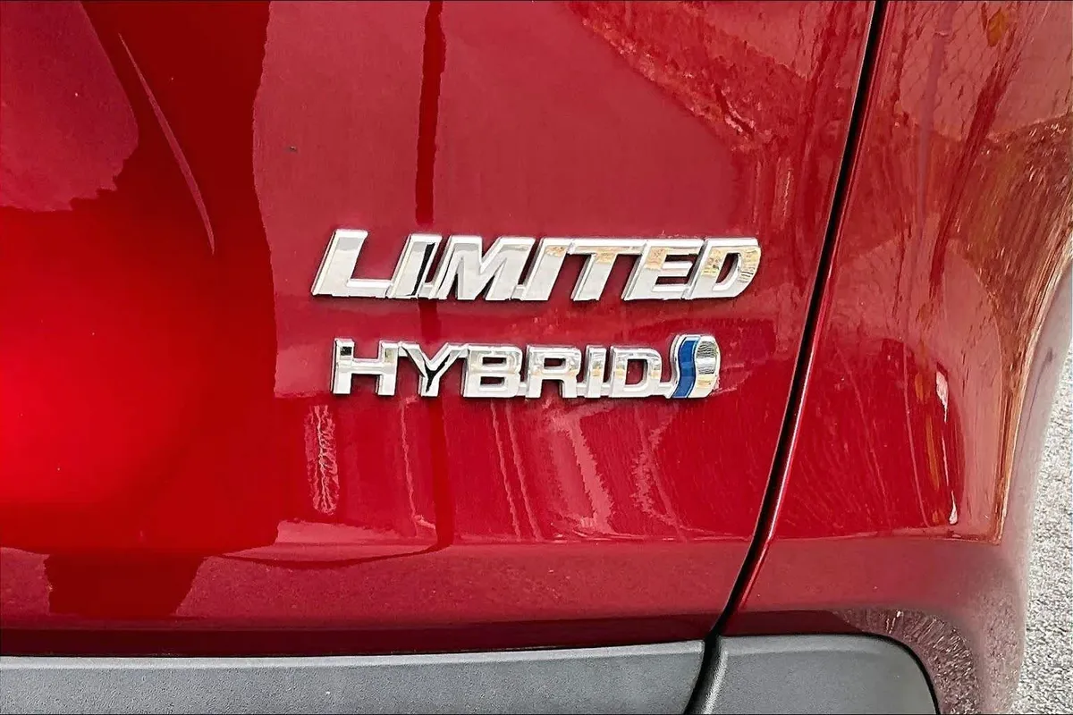 2023 Toyota RAV4 Hybrid Limited thumbnail 9
