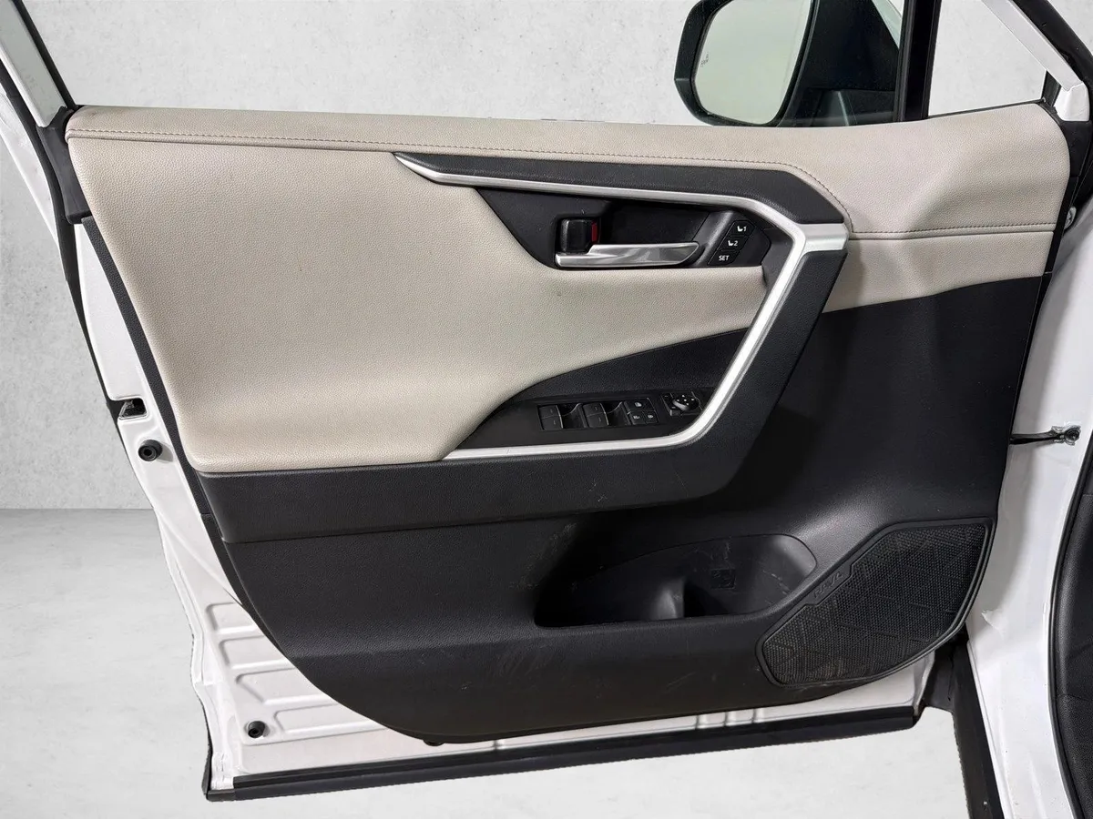 2023 Toyota RAV4 Hybrid Limited thumbnail 11