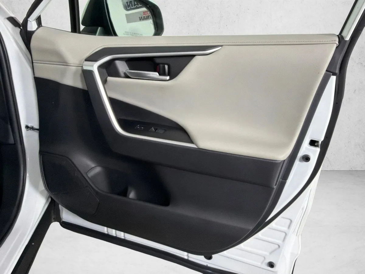 2023 Toyota RAV4 Hybrid Limited thumbnail 15