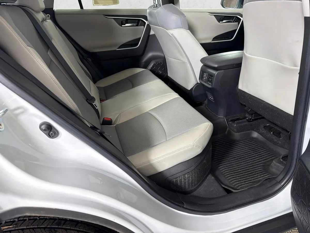 2023 Toyota RAV4 Hybrid Limited thumbnail 16