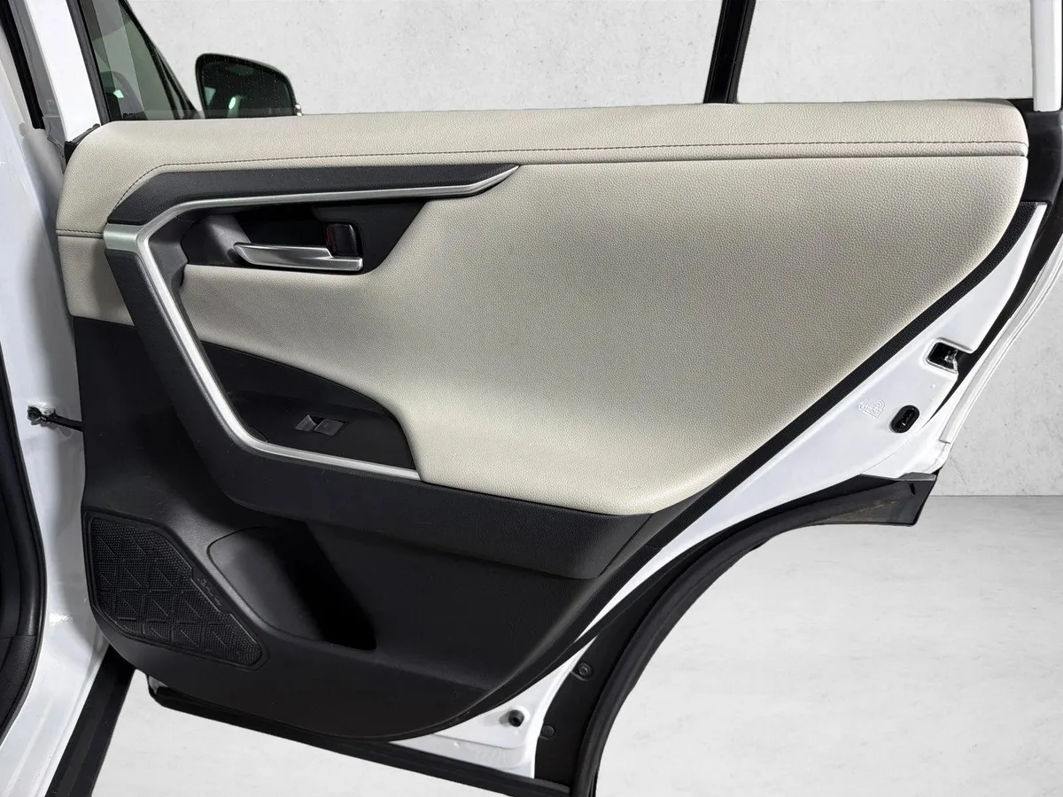 2023 Toyota RAV4 Hybrid Limited thumbnail 17