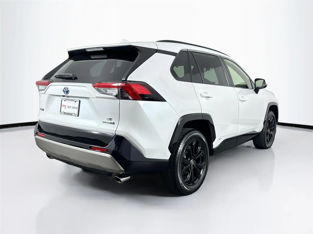 2023 Toyota RAV4 Hybrid SE thumbnail 2