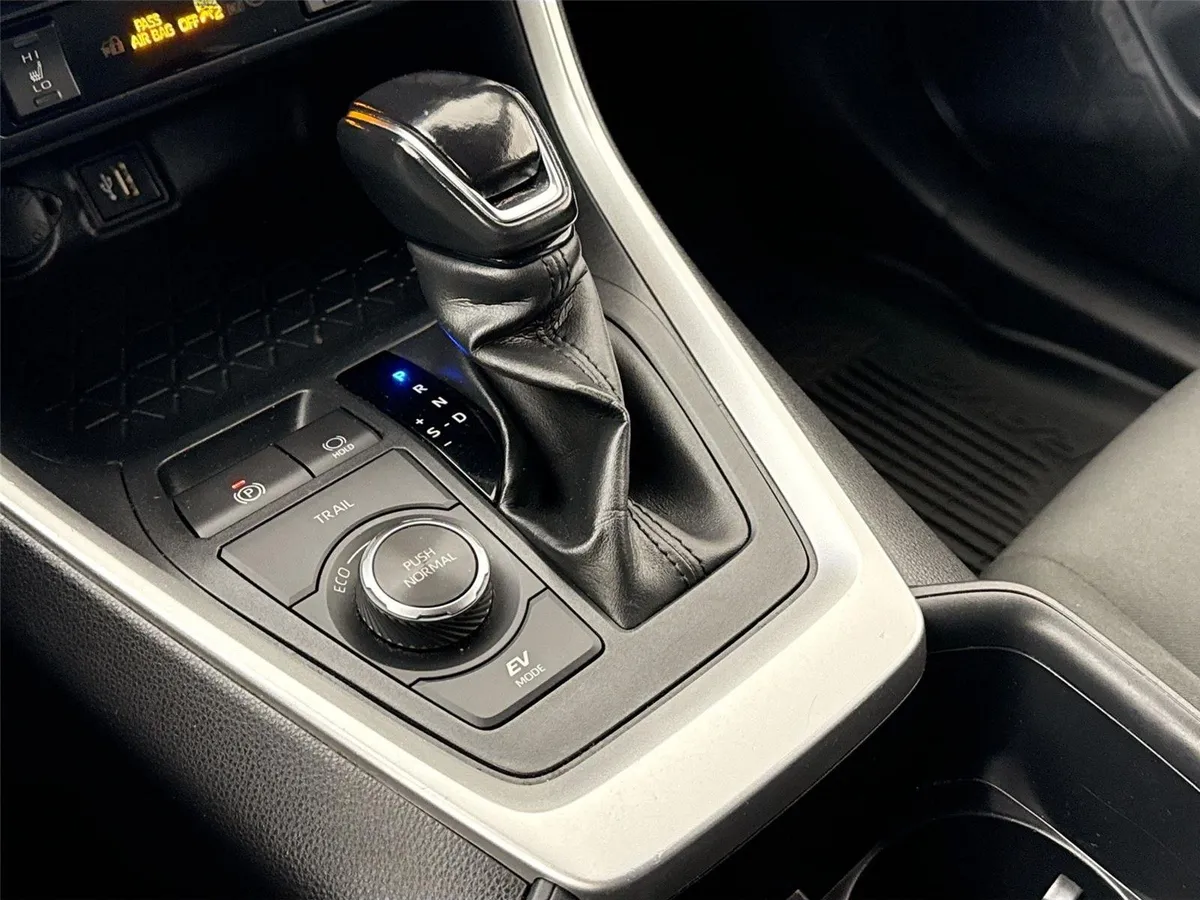 2023 Toyota RAV4 Hybrid SE thumbnail 26