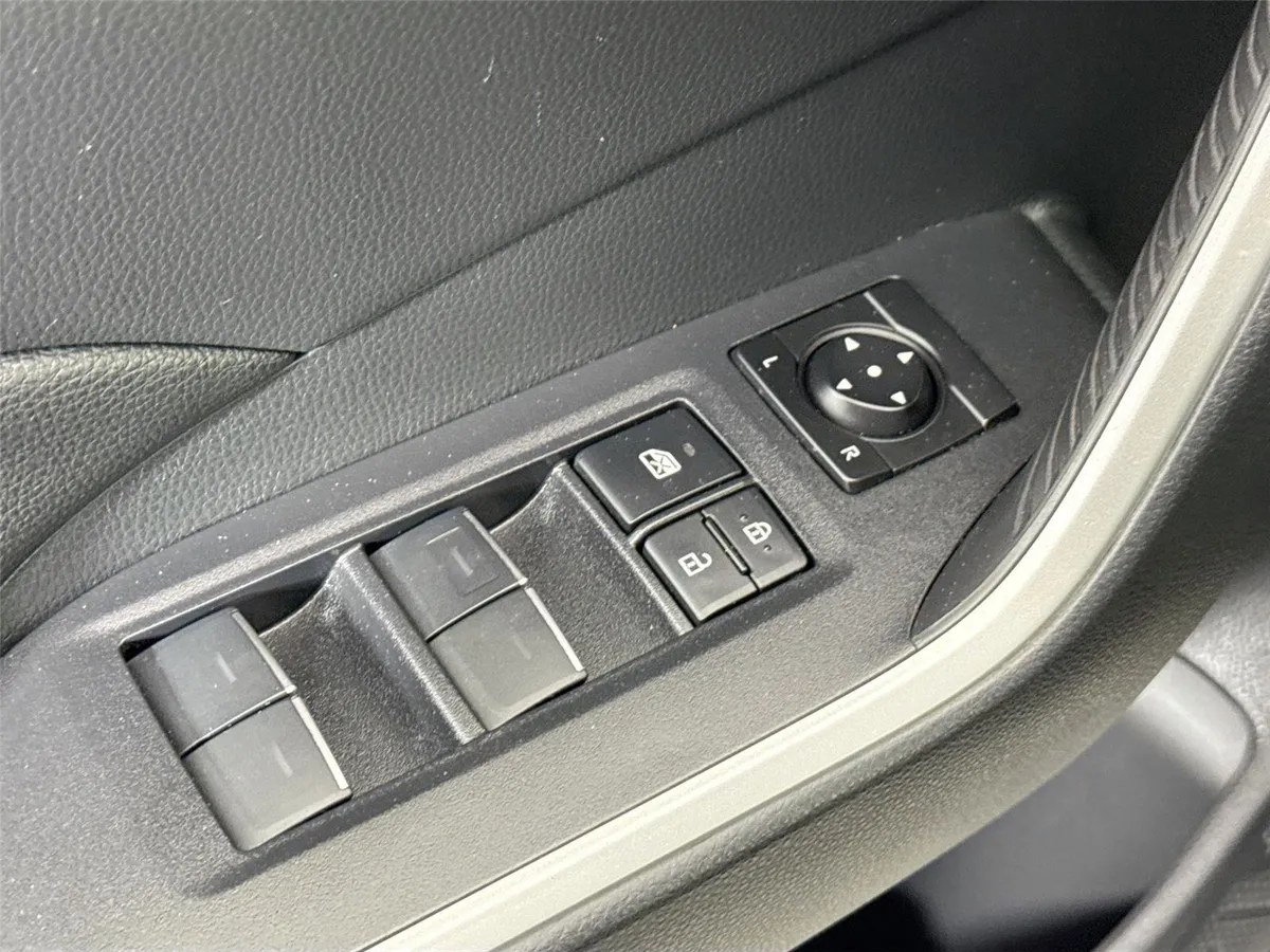 2023 Toyota RAV4 Hybrid SE thumbnail 27