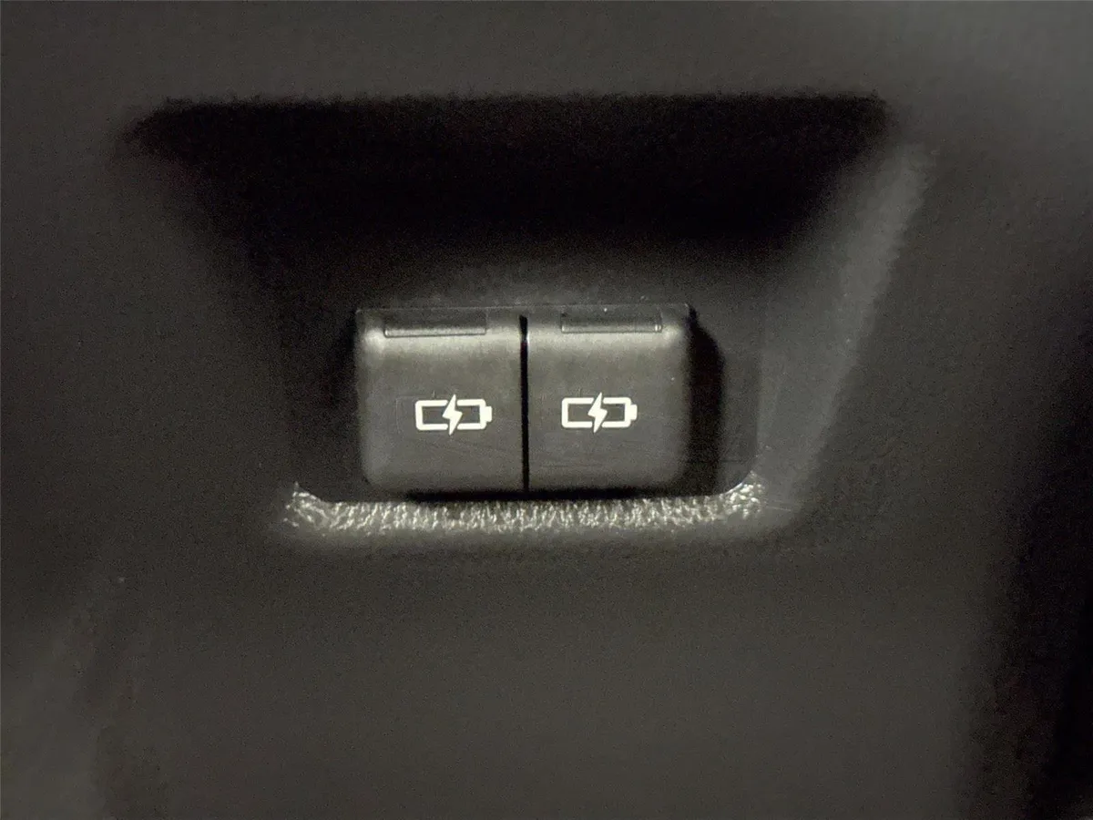 2023 Toyota RAV4 Hybrid SE thumbnail 36