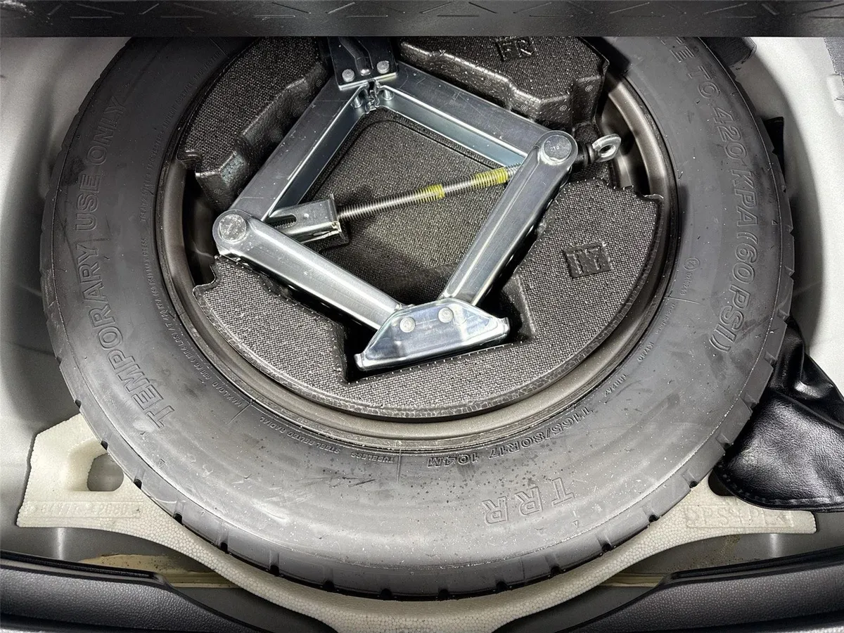 2023 Toyota RAV4 Hybrid SE thumbnail 38