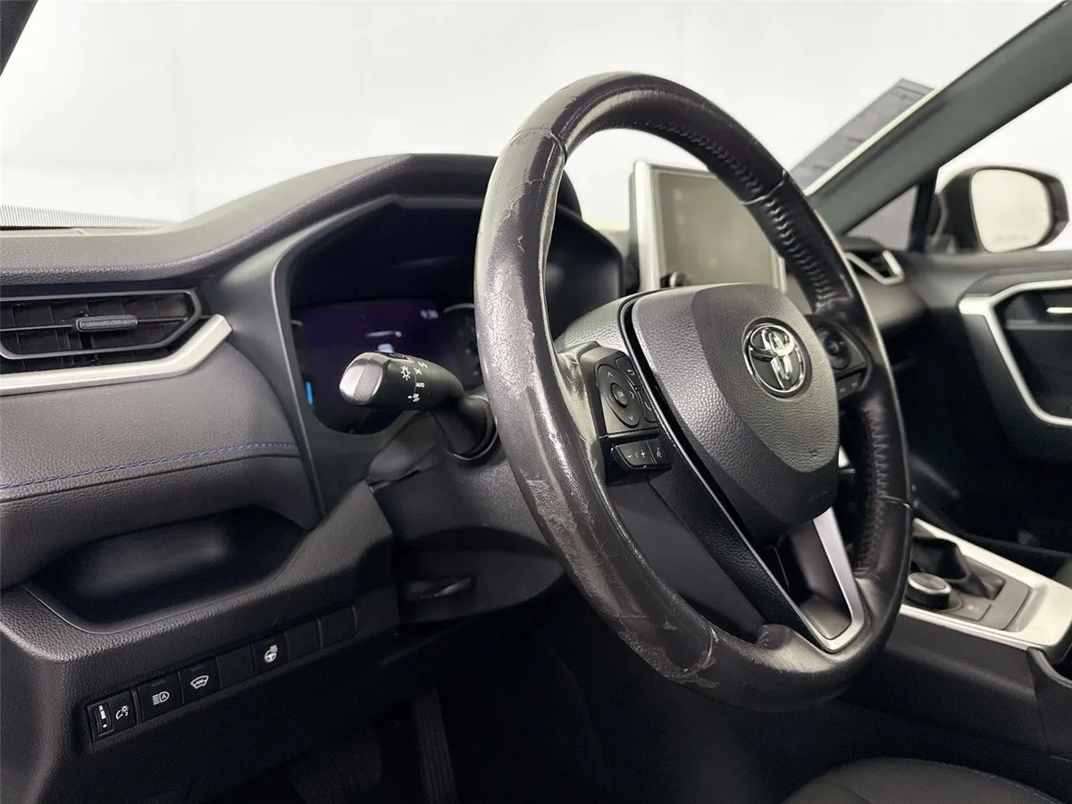 2023 Toyota RAV4 Hybrid SE thumbnail 4