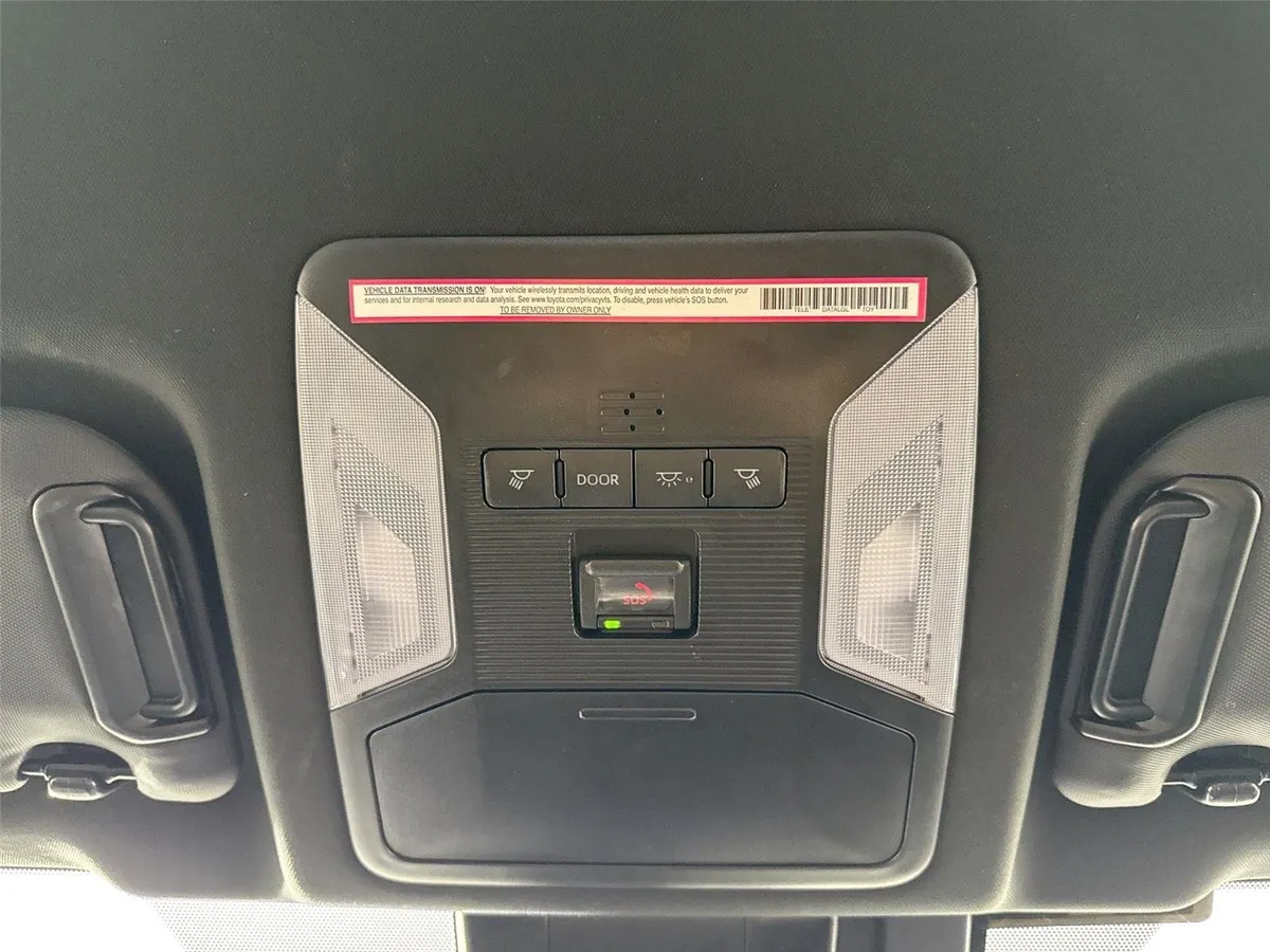 2023 Toyota RAV4 Hybrid SE thumbnail 6
