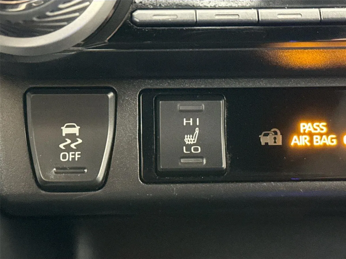2023 Toyota RAV4 Hybrid SE thumbnail 8