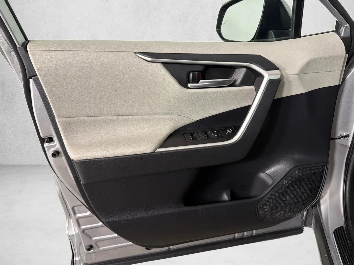 2023 Toyota RAV4 Hybrid XLE thumbnail 11