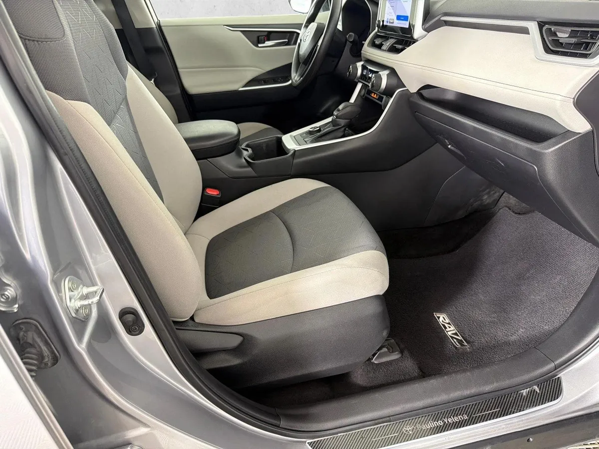 2023 Toyota RAV4 Hybrid XLE thumbnail 14