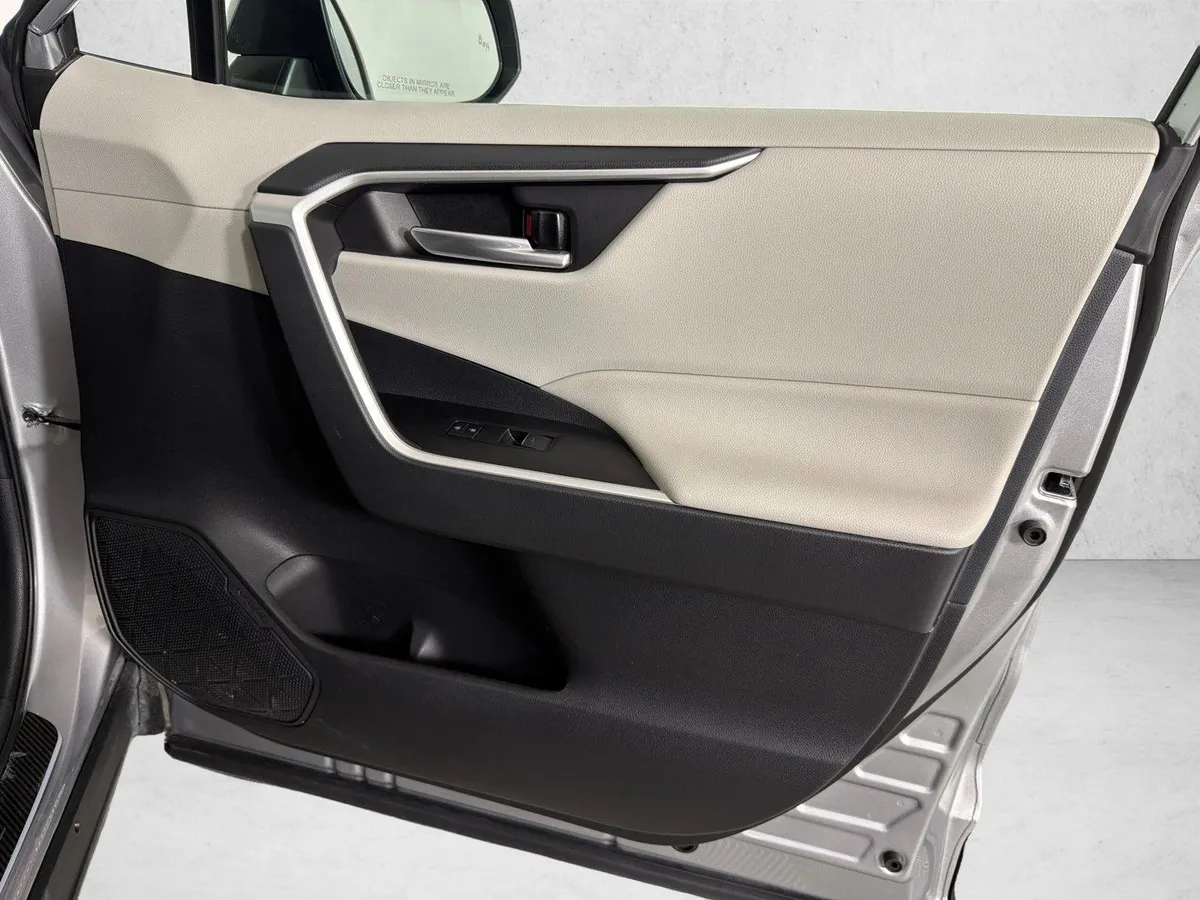 2023 Toyota RAV4 Hybrid XLE thumbnail 15