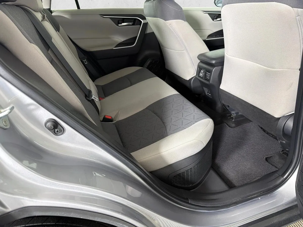 2023 Toyota RAV4 Hybrid XLE thumbnail 16