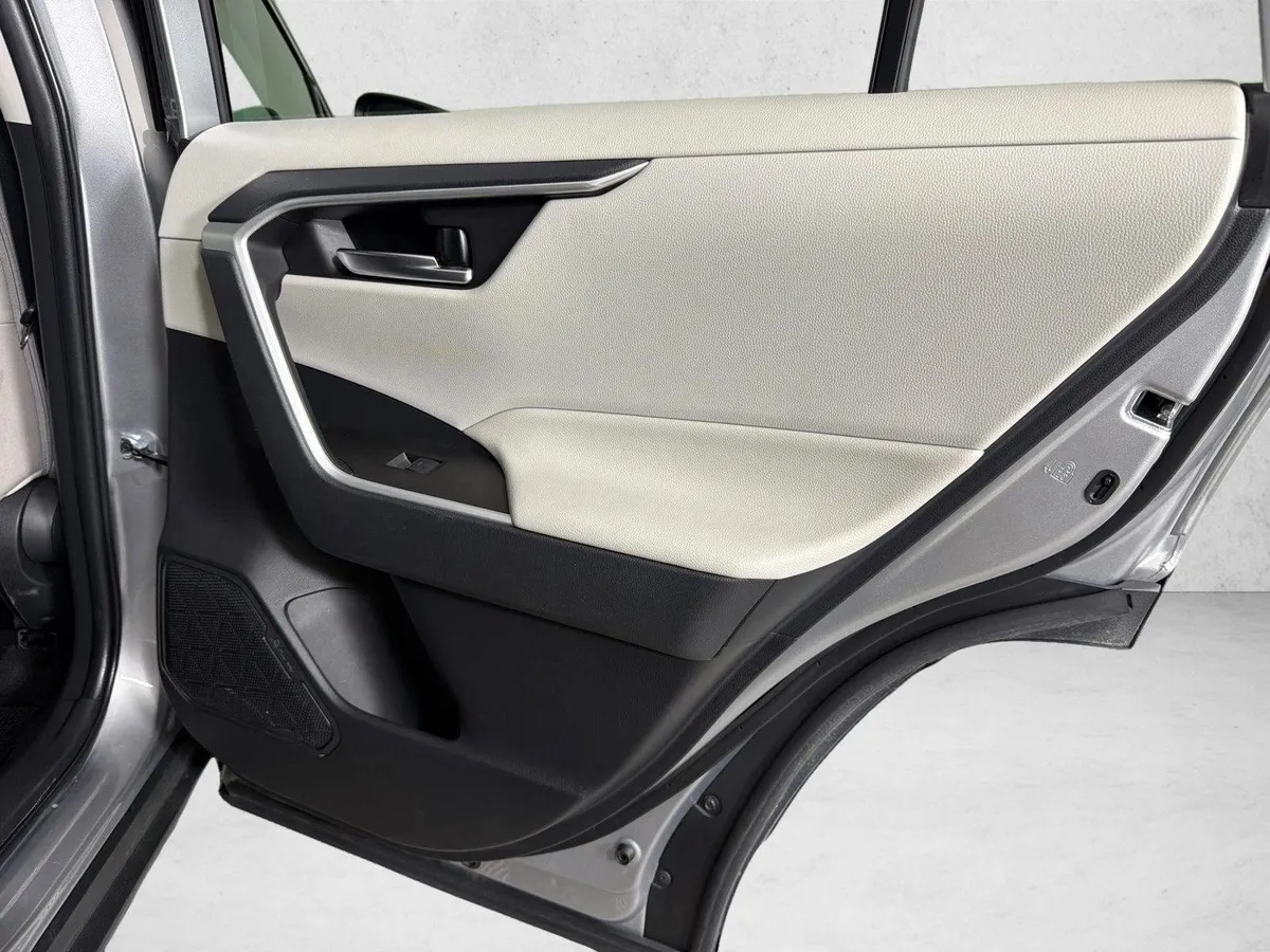 2023 Toyota RAV4 Hybrid XLE thumbnail 17
