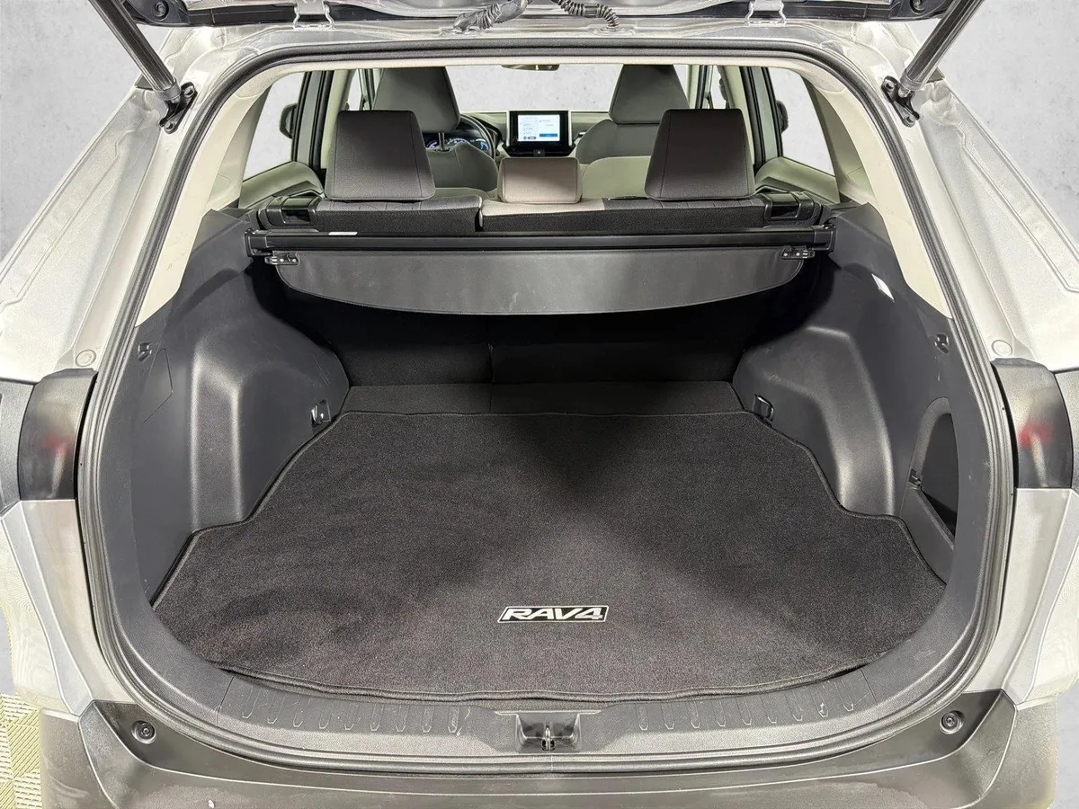 2023 Toyota RAV4 Hybrid XLE thumbnail 19
