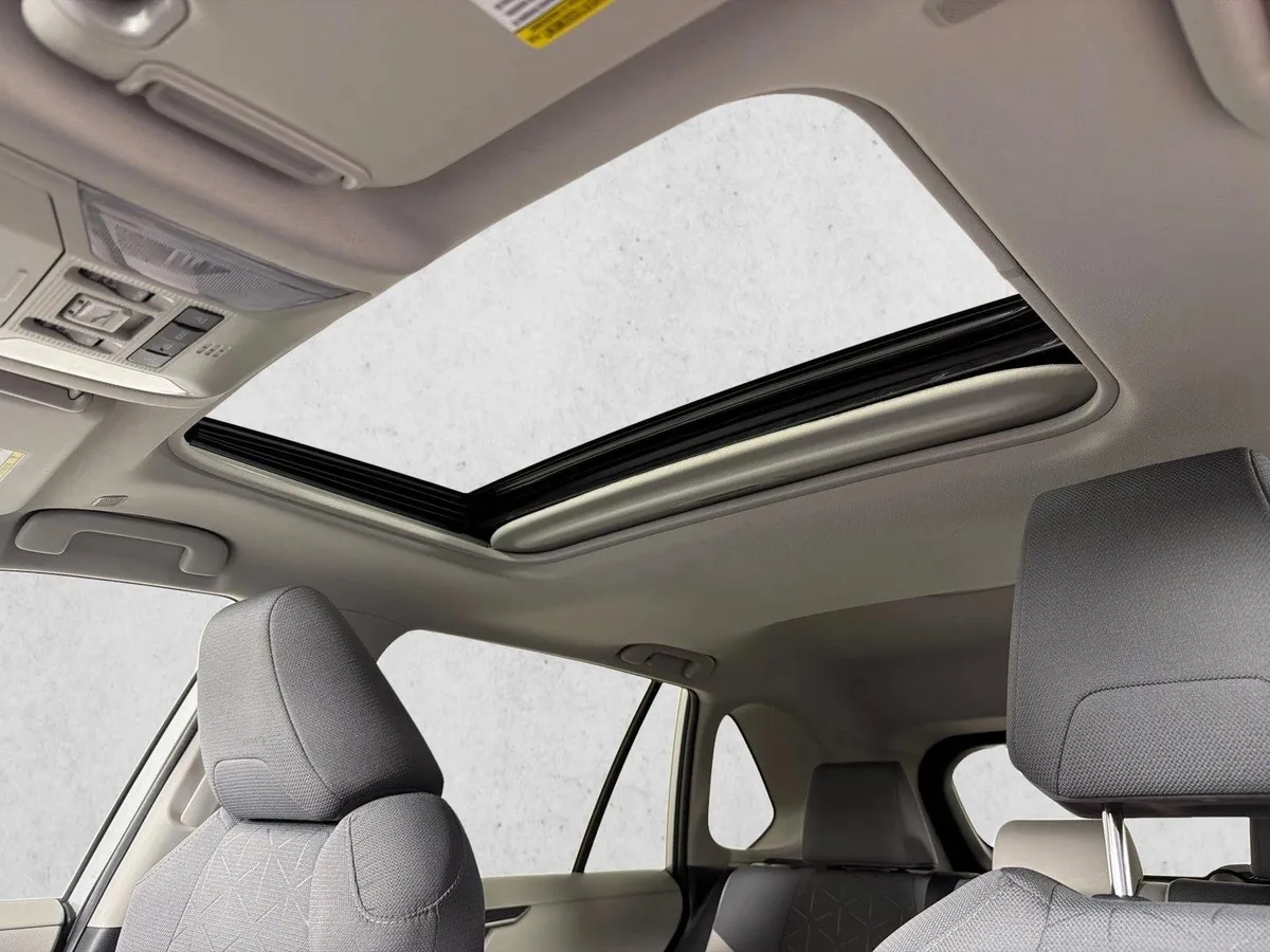 2023 Toyota RAV4 Hybrid XLE thumbnail 2