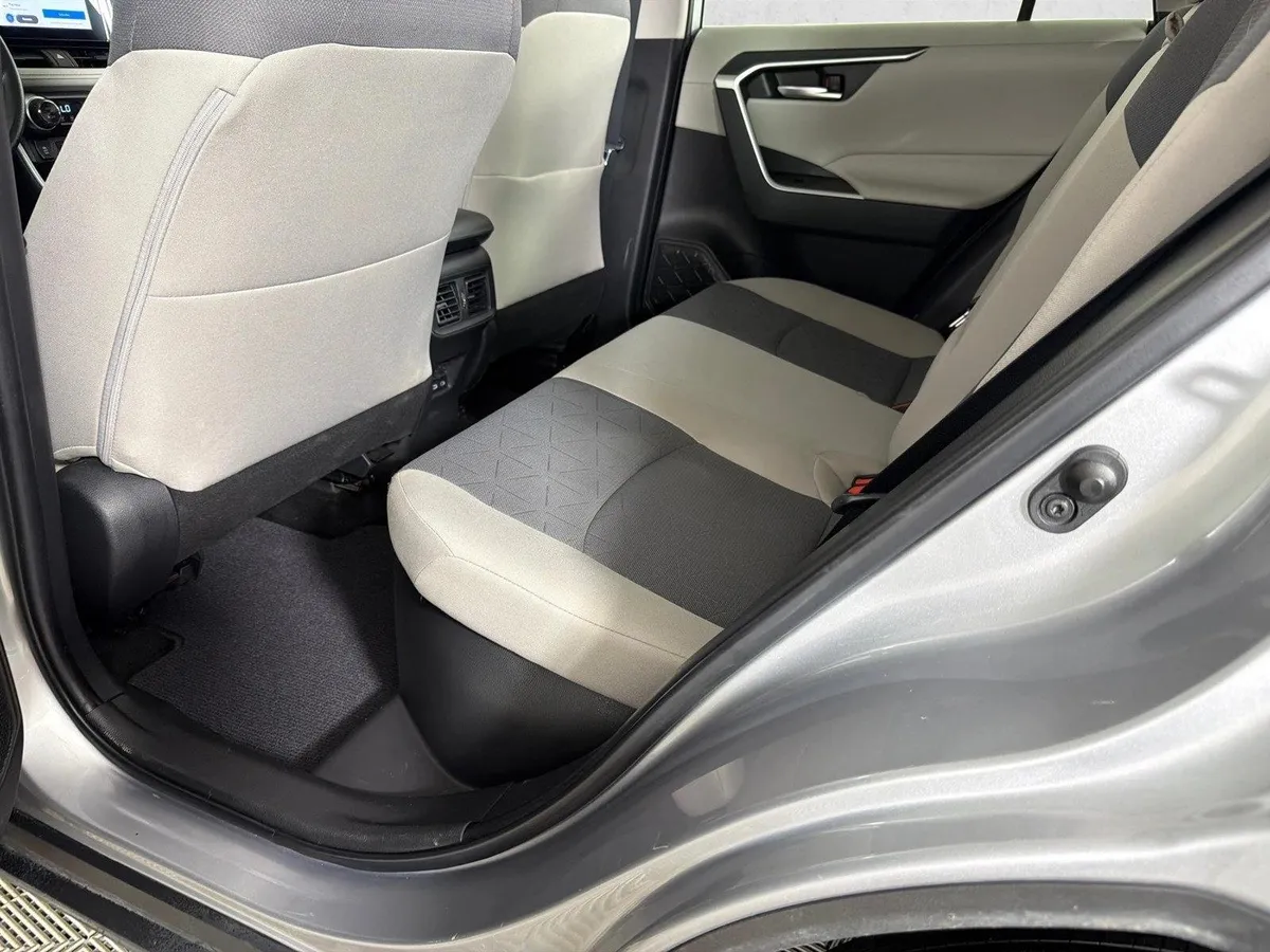 2023 Toyota RAV4 Hybrid XLE thumbnail 22