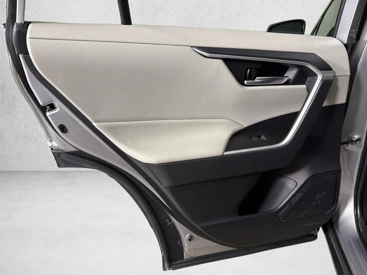 2023 Toyota RAV4 Hybrid XLE thumbnail 23